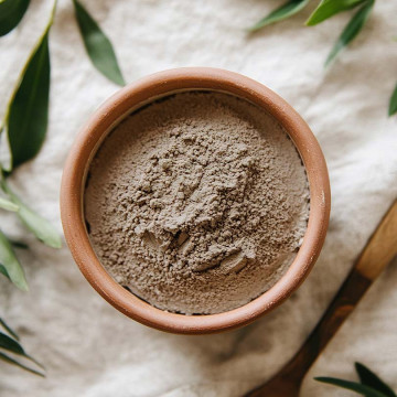 Recette de shampooing sec en poudre, doux pour cheveux foncés et bruns