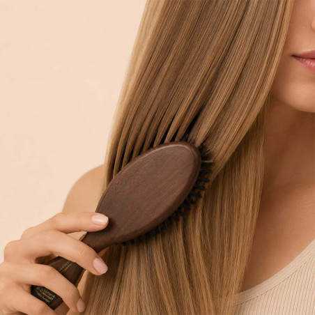 Brosse à cheveux ovale en poirier et poils de sanglier
