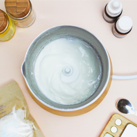 Robot de cosmétique maison BeautyMix et sa balance de précision
