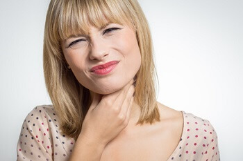 Traiter angines et maux de gorge avec les huiles essentielles