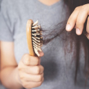 Remèdes naturels et huiles essentielles contre la chute de cheveux Remèdes naturels et huiles essentielles contre la chute de cheveux